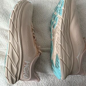 Hoka Arahi 7 Cream and Blue Athletic Shoes
